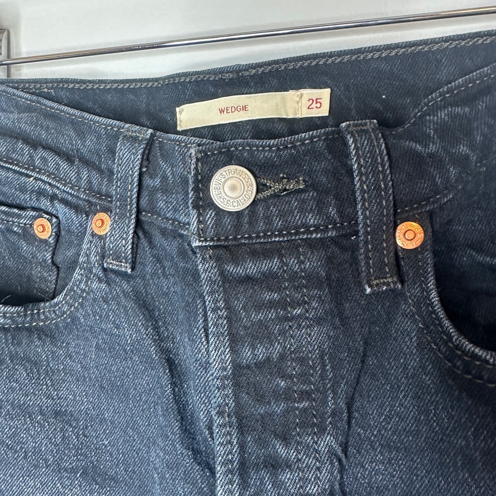 Levi’s Wedgie Classic Black Denim Jeans Size 25 Womens - Picture 2 of 6